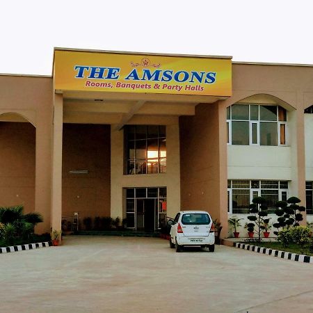 The Amsons Resorts Ludhiana Bagian luar foto