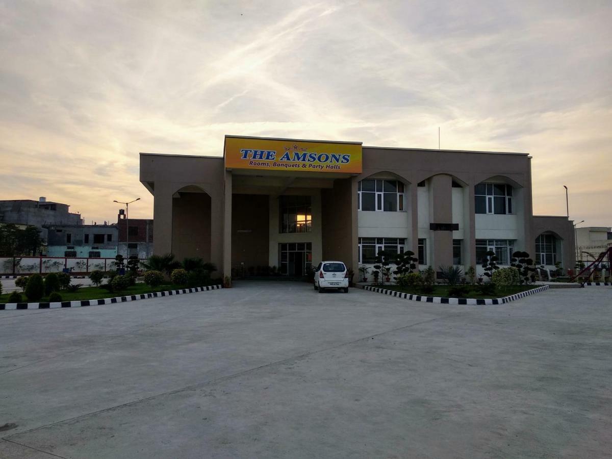 The Amsons Resorts Ludhiana Bagian luar foto